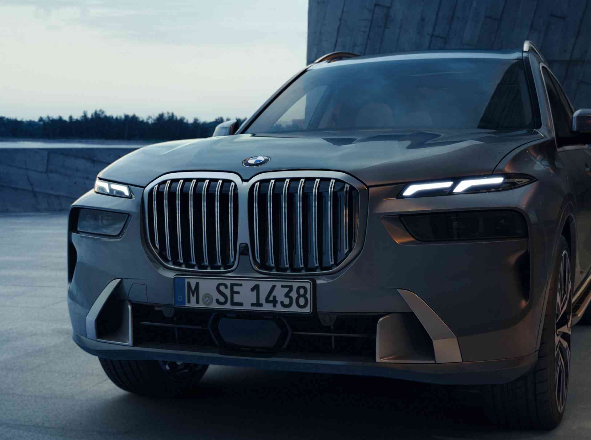 BMW X7 Exterior Front 3/4