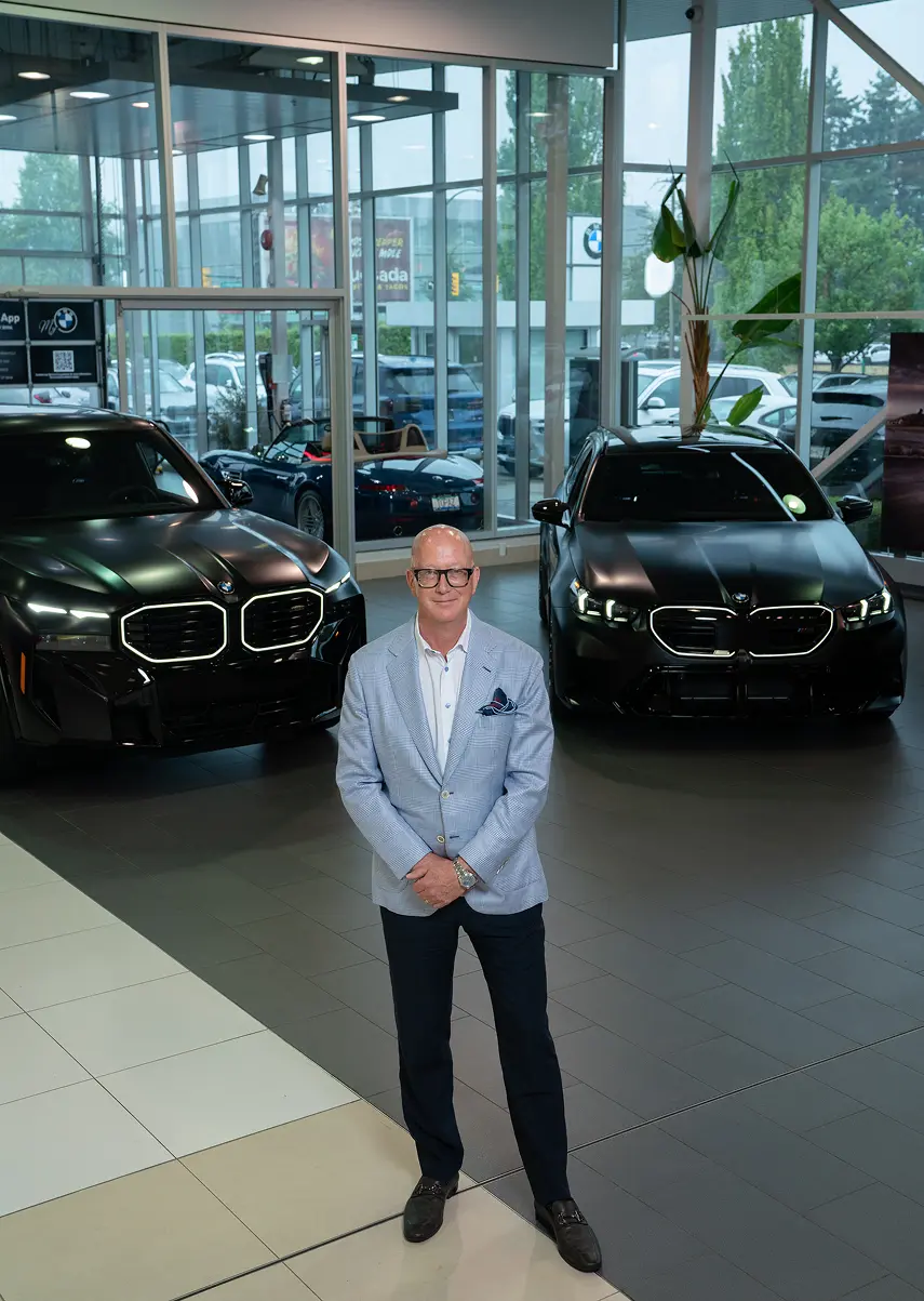 BMW advisor assisting with leasing at Brian Jessel BMW